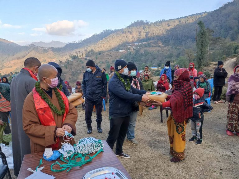 फलामखानीका १ सय ६० जनालाई न्यानो बलाङकेट वितरण !