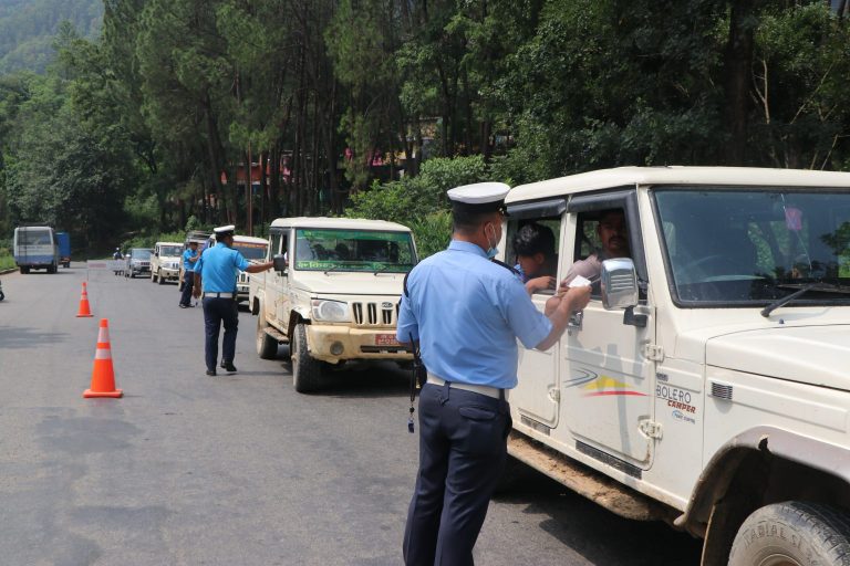 बागलुङ ट्राफिक ध्वनि प्रदूषण गराउने मोटरसाइकल नियन्त्रण अभियानमा