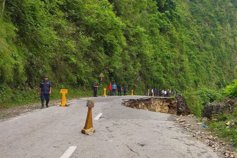 तनहुँको आँबुखैरेनीमा सडक भासिएको ठाउँमा दुई जना पुरुषको शव भेटियो