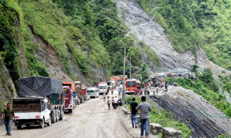 नारायणघाट–मुग्लिन सडक खण्ड पूर्णरूपमा खुल्यो, पानी पर्न रोकिएपछि केही सहज