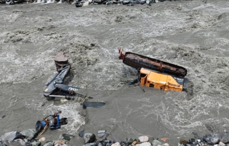 म्याग्दीमा बाढीले स्काभेटर बगायो !