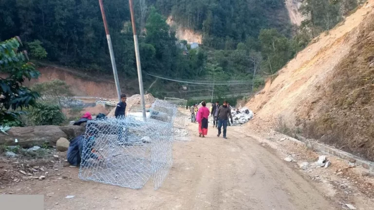 पर्वतमा करोडौंका सडक ठेक्का- काम भने अलपत्र