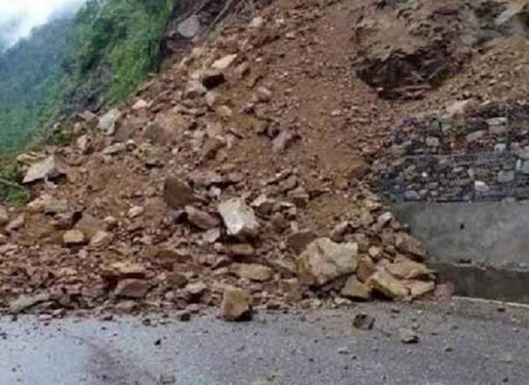 निरन्तरको वर्षाका कारण पहिराे गएपछि मालढुङ्गा–बेनी सडक अवरुद्ध