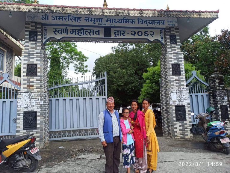 आँखा नदेख्ने पुनमलाई शिक्षाको उज्यालो देखाउदै होम नेपाली ।