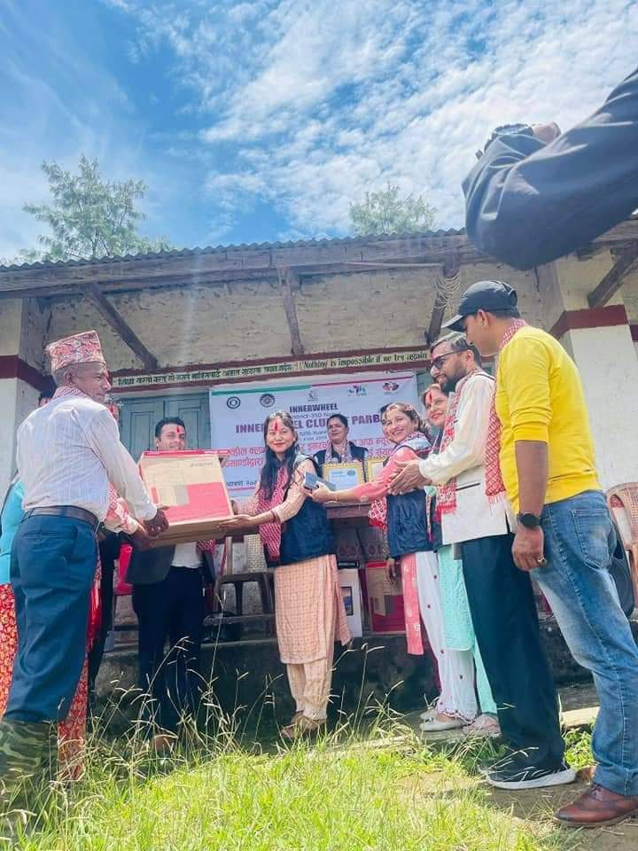 इनरह्विल क्लब अफ पर्वतद्वारा पन्चकोशी माबिमा कम्प्युटर वितरण !
