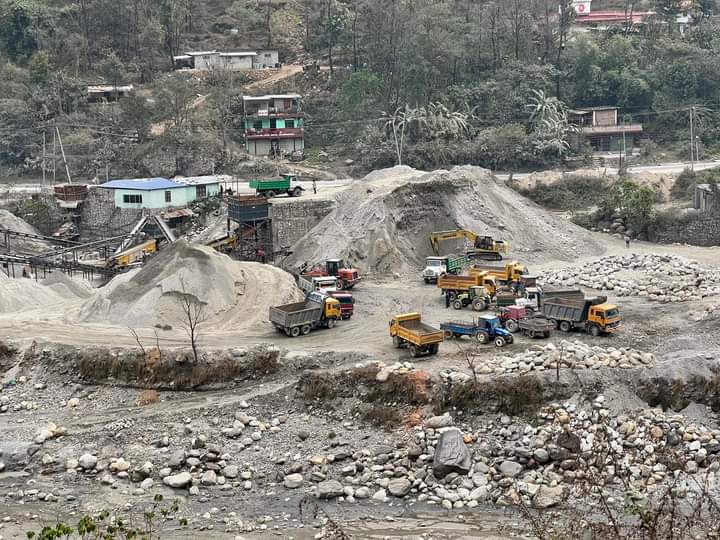 कालिगण्डकीमा अवैध उत्खनन् गरिएको नदीजन्य बस्तुको पालिकाले लिलाम गर्ने