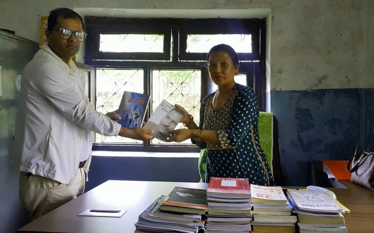 पत्रकार भुसालद्वारा पर्वत कारागारलाई पुस्तक हस्तान्तरण !