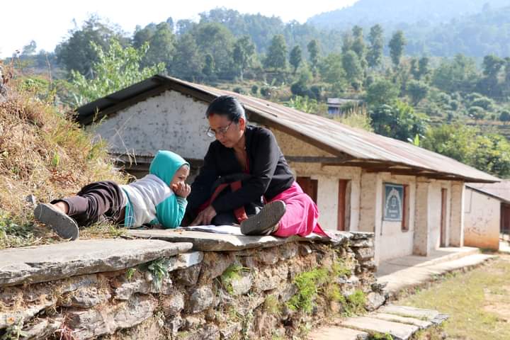 पर्वतको चित्रेमा एक्लो विद्यार्थी पढाउँदै एक्ली शिक्षिका!