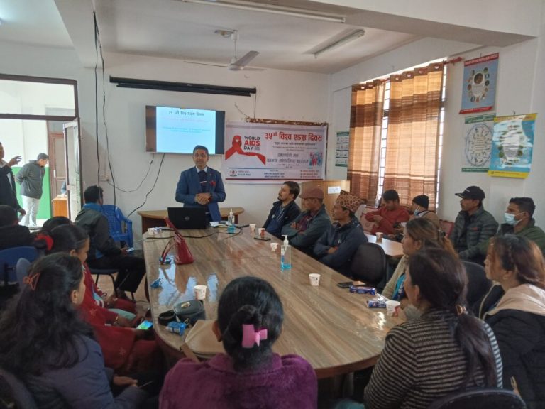 ३५ औँ विश्व एड्स दिवस: पर्वतमा प्रभातफेरी तथा पत्रकार अन्तरक्रिया कार्यक्रम सम्पन्न ।