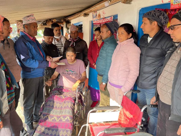 पर्वतका क्यान्सर पीडित पाध्यालाई आर्थिक सहयोग हस्तान्तरण