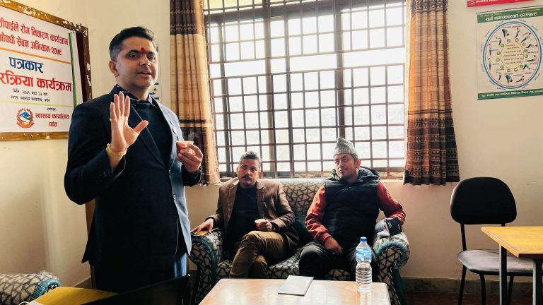 पर्वतमा फागुन ११ गतेदेखि हात्तिपाइले रोग बिरुद्धको औषधी खुवाइदै