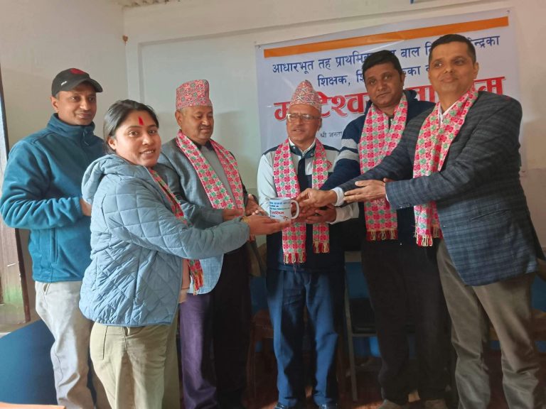 ठुलीपोखरीमा भुतपुर्व विद्यार्थीको पहलमा प्रावि शिक्षकहरुलाई मन्टेश्वरी तालिम
