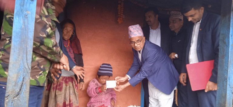 जिल्ला प्रशासन कार्यालय पर्वतद्वारा अपाङ्ग व्यक्तिलाई घरमै पुगेर नागरिकता प्रदान !