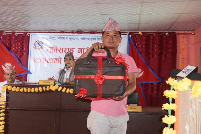 बसाइँ सरेर आउनेलाई राक्सिराङ गाउँपालिकाले घर उपहार दिने