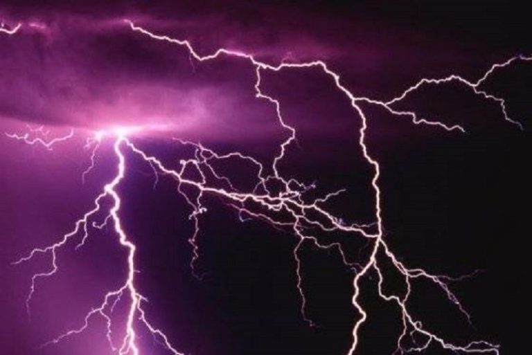 पर्वतको फलामखानीमा चट्याङ लागेर २ जना घाइते, एउटा बाख्रा मर्‍यो!