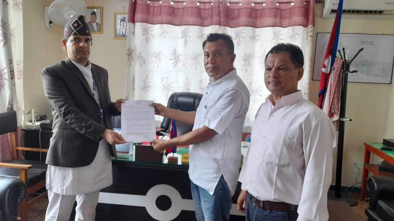 पर्वत सुनचाँदी व्यावसायी संघद्धारा अर्थमन्त्रीलाई ज्ञापनपत्र