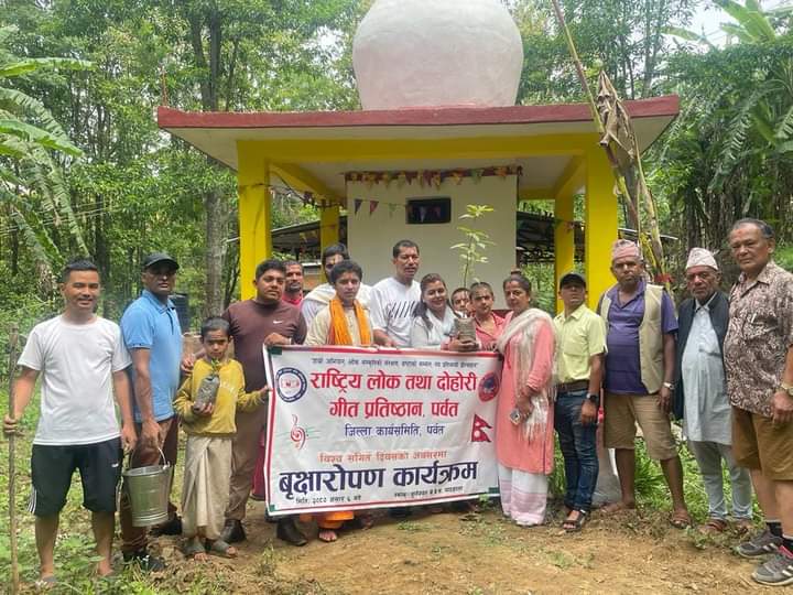 विश्व संगित दिवसका अवसरमा लोक तथा दोहोरी गीत प्रतिष्ठान पर्वतद्वारा वृक्षारोपण