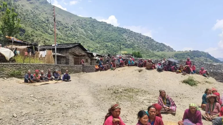 धवलागिरी गाउँपालिकामा दीर्घरोगीको घर–घरमा अध्यक्ष कार्यक्रम संचालन