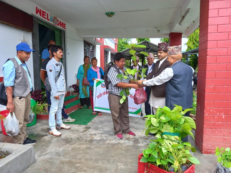 भु तथा जलाधार व्यवस्थापन कार्यालय पर्वतद्धारा ७० हजार डालेघाँसका विरुवा वितरण
