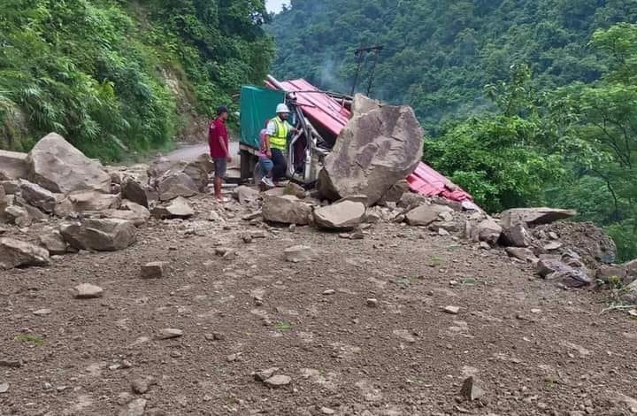 सिद्धबाबा क्षेत्रमा गुडिरहेको जीपमाथि पहिरो खस्दा तीनजना घाइते