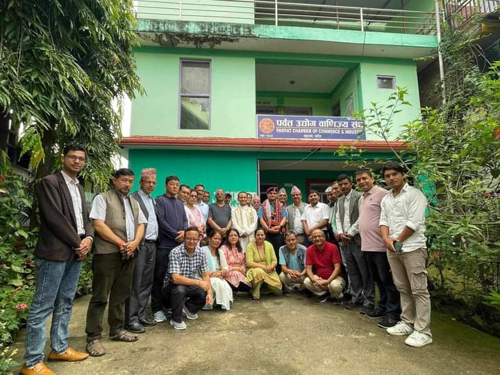 पर्वत उद्योग वाणिज्य संघद्वारा नवागंतुक डिएसपी भुसाललाई स्वागत