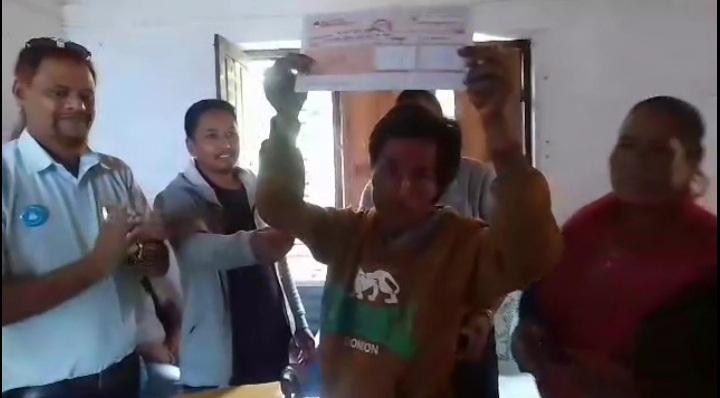 समाजसेवी शर्माको पहलमा संकलित १ लाख ३४ हजार ७ सय सहयोग रकम शारीरिक अपाङ्ग बुढाथोकीलाई हस्तान्तरण