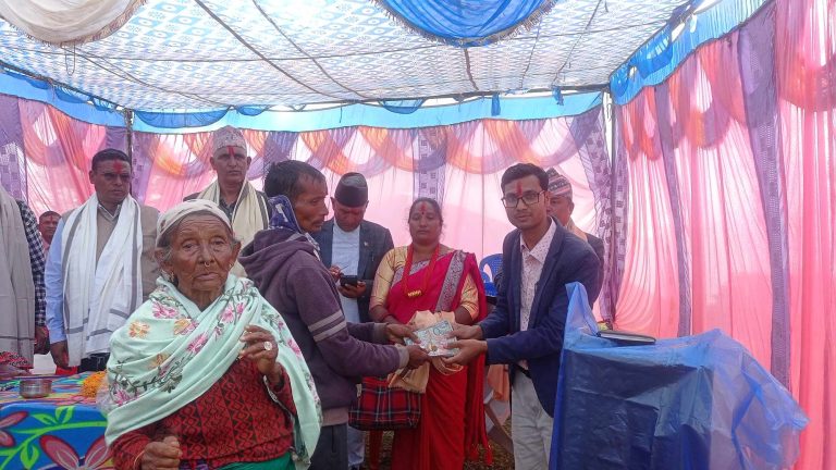 क्यान्सर रोगी सुनारको लागि पत्रकार लक्ष्मण विश्वकर्माको पहलमा संकलित अर्थिक सहयोग हस्तान्तरण