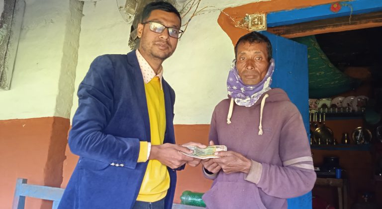 क्यान्सर पीडित बुद्धि सुनारलाई आर्थिक सहयोग हस्तान्तरण