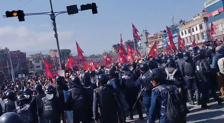बल्खुमा दुर्गा प्रसाईं समर्थक र प्रहरीबीच झडप, अश्रुग्यास प्रहार