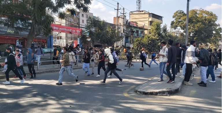 बालकुमारीमा प्रहरीको गोली लागेर दैलेखका युवाको ज्यान गयो, ५४ जना पक्राउ