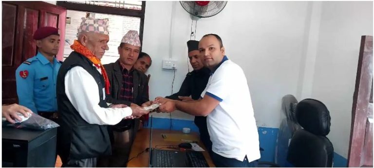 पर्वतको ठुलीपोखरीमा वडा कार्यालयवाटै सामाजिक सुरक्षा भत्ता वितरण