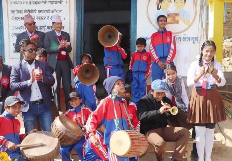 बागलुङ पैयुँपाटाका विद्यार्थी पढ्दै, पञ्चेबाजा बजाउन सिक्दै