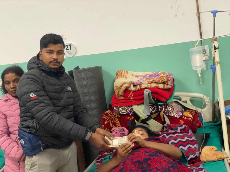 भिरबाट लडेर ढाड भाँचिएकी रसिलाको उपचारका लागि संकलित सहयोग रकम हस्तान्तरण