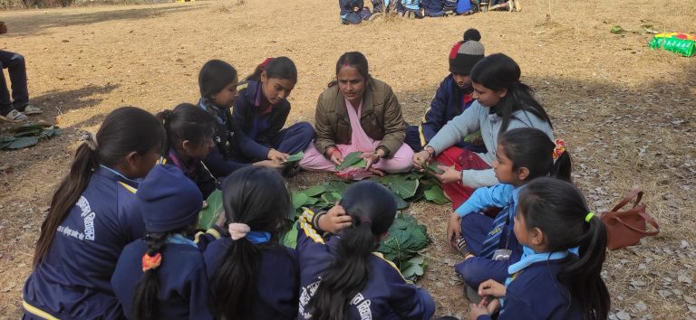 गहते अम्बोट आधारभूत बिद्यालयले विद्यार्थीहरुलाई “दुना टपरी” बनाउने सीप सिकाउदै