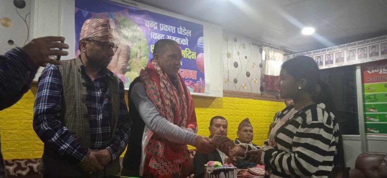 समाजसेवी प्रकाश सुमनद्वारा जन्मदिनको अवसरमा दीर्घरोगीहरुलाई आर्थिक सहयोग