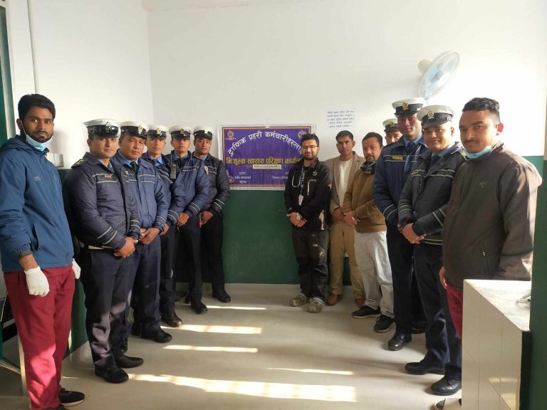 पर्वत अस्पतालको सहयोगमा ट्राफिक प्रहरीहरुको निशुल्क स्वास्थ्य परिक्षण