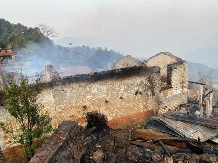 पर्वतको दुर्लुङमा आगलागी हुँदा घर र गोठ जलेर नष्ट