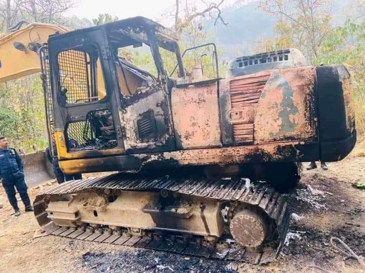 कुश्मा खुर्कोटमा बाटो खन्दै गरेको डोजरमा आगजनी