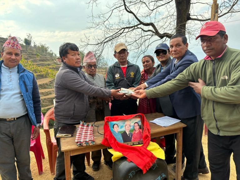 बुबाआमाको स्मृतिमा अपुनद्वारा स्थापित ५ लाख अक्षयकोषको रकम विद्यालयलाई हस्तान्तरण
