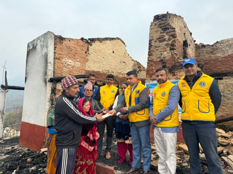 लायन्स क्लब अफ काठमाडौ सिद्वार्थ गौतम बुद्धद्वारा दुर्लुङ आगलागी पीडितलाई सहयोग हस्तान्तरण ।