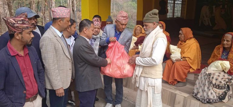 पर्वत सुनचाँदी व्यवसायी संघद्वारा स्थापना दिवसमा मोदीवेणीका बृद्धहरुलाई फलफूल वितरण