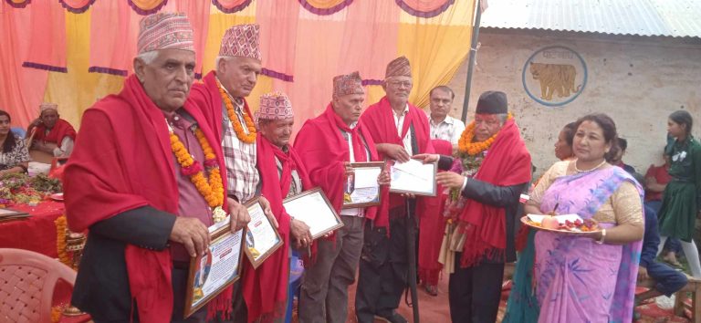 बाजुङमा प्रसाईद्वारा जेष्ठ नागरिक सम्मान, गुरुपुजन तथा शैक्षिक सामाग्री वितरण