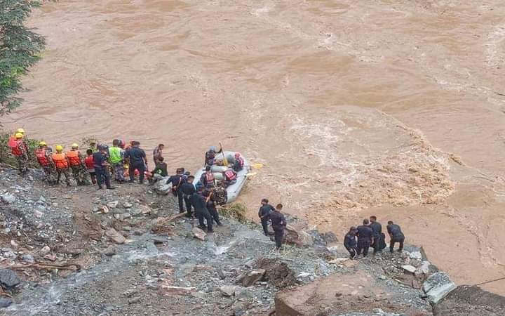 चितवन पहिरोमा बेपत्ता २ बस र यात्रुको खोजी कार्य चल्दै