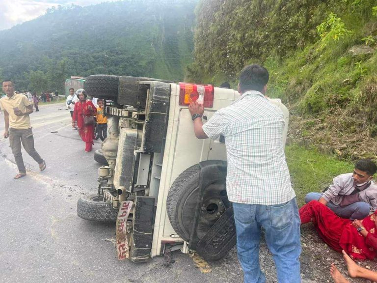 पर्वतको अर्मादिमा एम्बुलेन्स र बस ठोकिँदा ५ जना घाइते, एकजनाको अवस्था गम्भीर