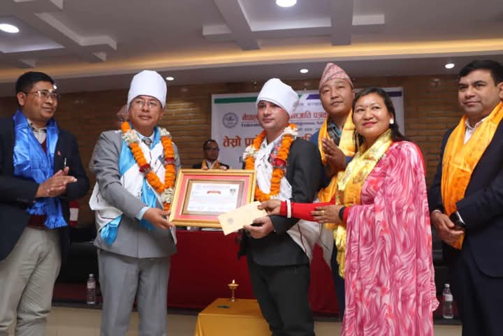 फोनिजद्वारा पर्वतका पत्रकार रेग्मी पुरस्कृत