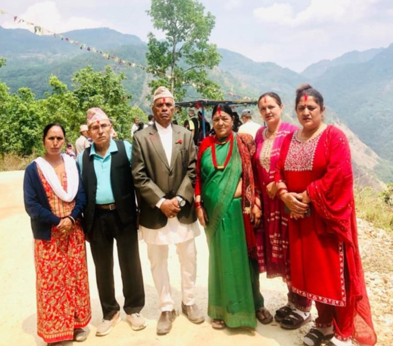 महाशिला पाखापानीमा खत्रीद्वारा प्रतीक्षालय निर्माण