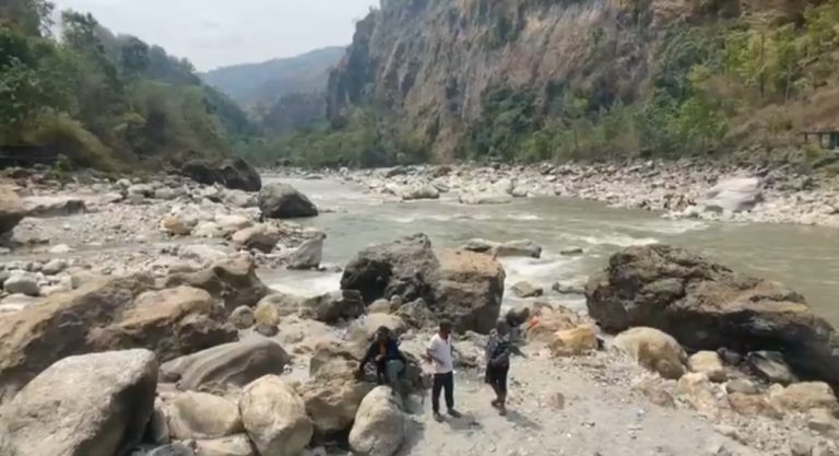 भिडियो खिच्दै गर्दा कालीगण्डकीले बगाएर महाशिलाकी एक महिला बेपत्ता