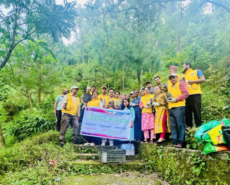 पर्वतका लायन्स क्लबहरुद्वारा कुश्माको खोरिया वनमा वृक्षरोपण