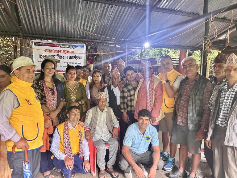 अल्पेश्वर गुफामा लायन्स क्लब अफ पर्वत सारथी र गुप्तेश्वरद्वारा फुलप्रसाद वितरण