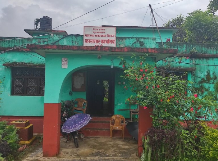 पर्वत कारागारबाट भागेका ८ जना पक्राउ,भगाउन सहयोग गर्ने १४ जना प्रहरी खोरमा, अन्यको खोजी हुँदै